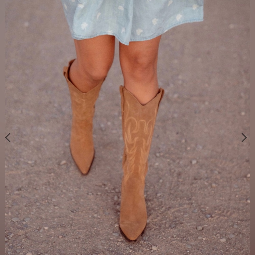 Tony Lama Pre-Owned Women’s Chestnut Brown Suede Boot 9 1/2 D “as is”